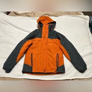 polyester
waterproof
Zip-off hood
Adjustable self-fabric tab cuffs
Port Pocket™